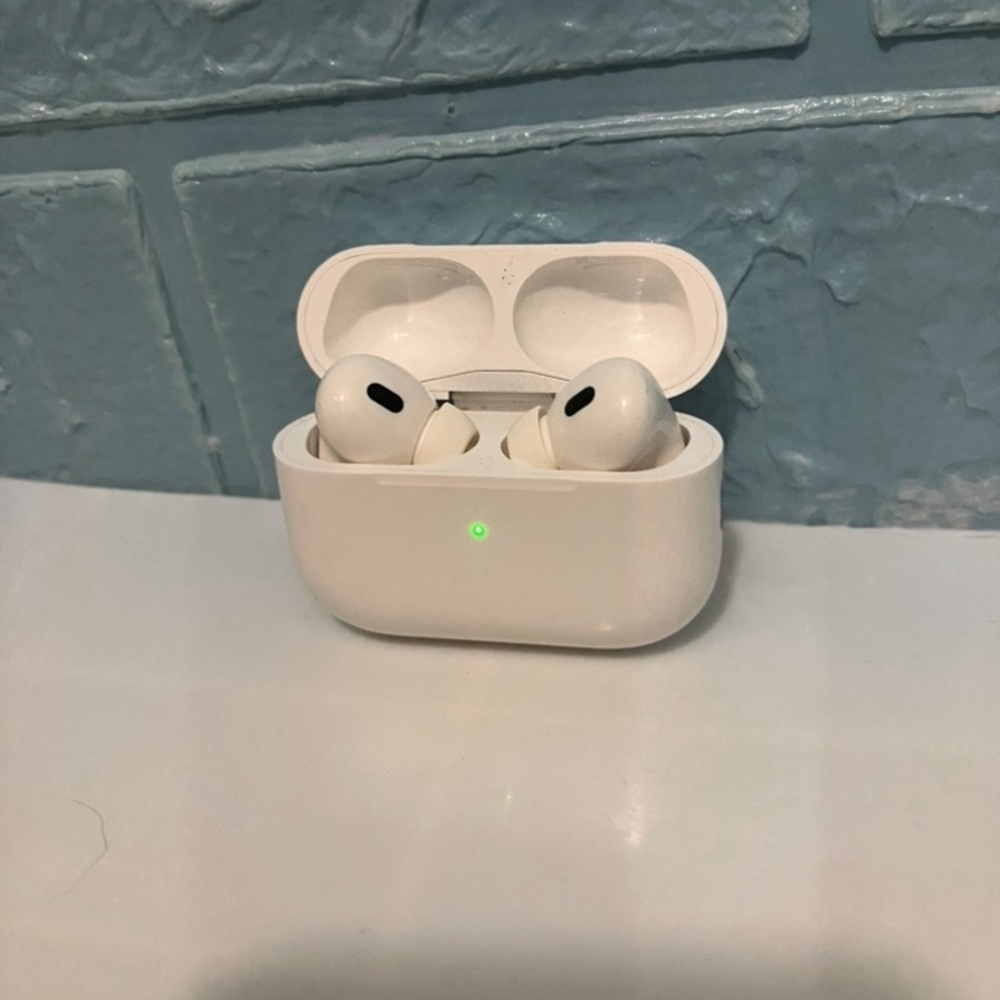 AirPods Pro (2nd generation) with MagSafe Charging Case (USB‑C) battery is 100%
